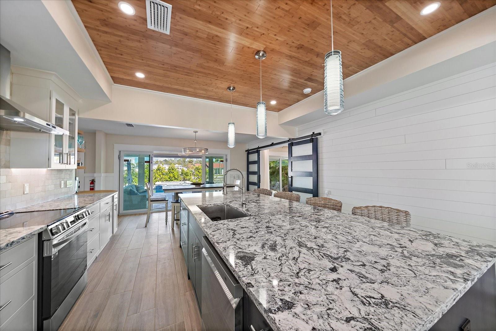 504 BAYVIEW DR