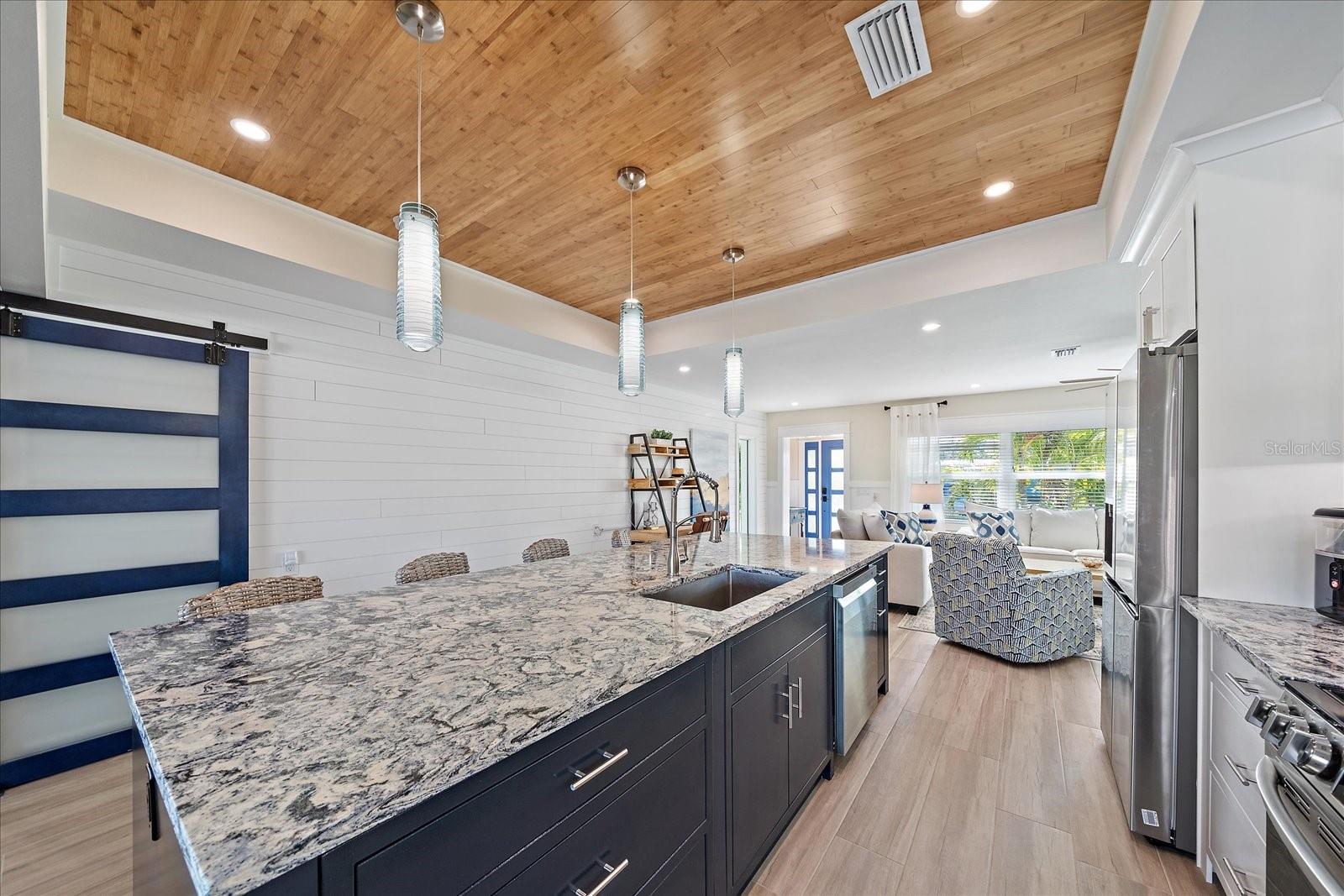 504 BAYVIEW DR