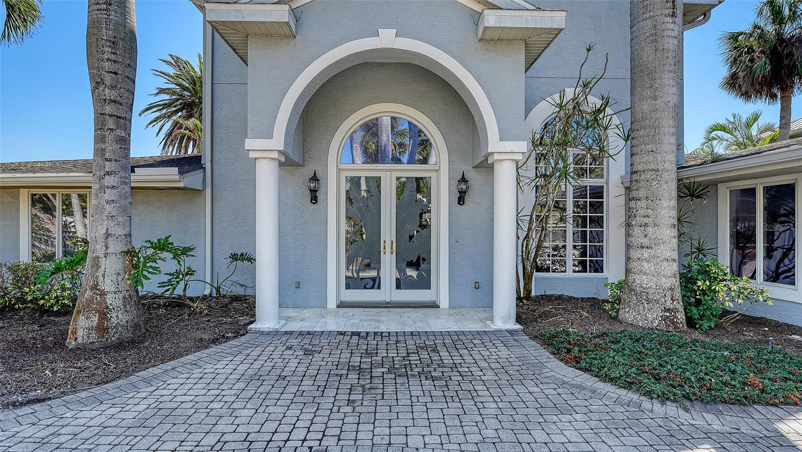 732 SIESTA DR