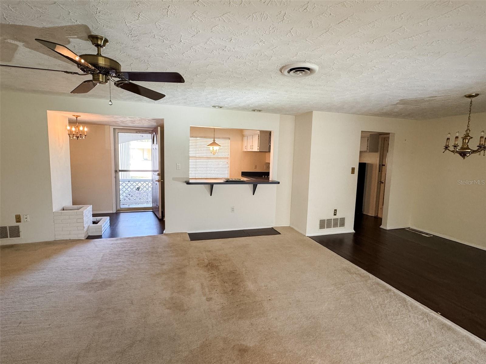 2837 WOODCREST DR
