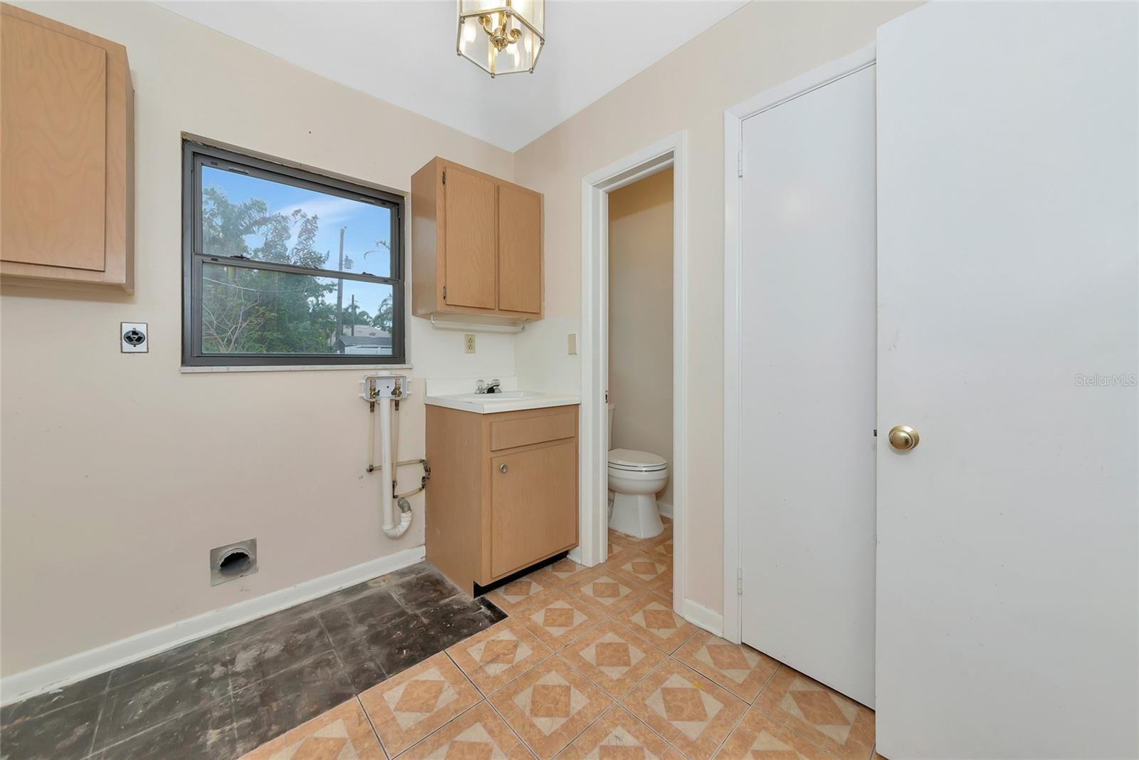 320 25TH ST W