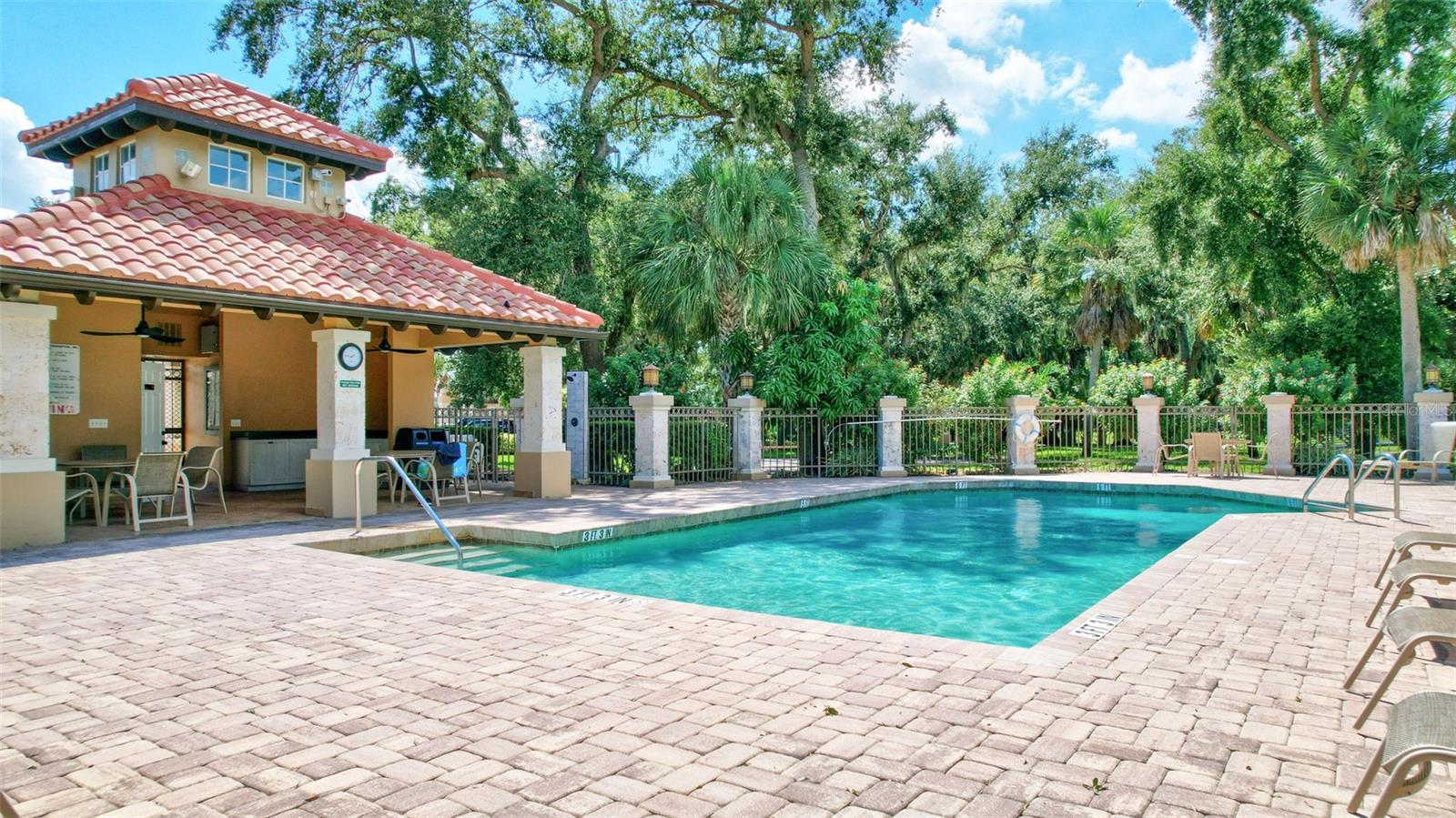 5285 FAR OAK CIR