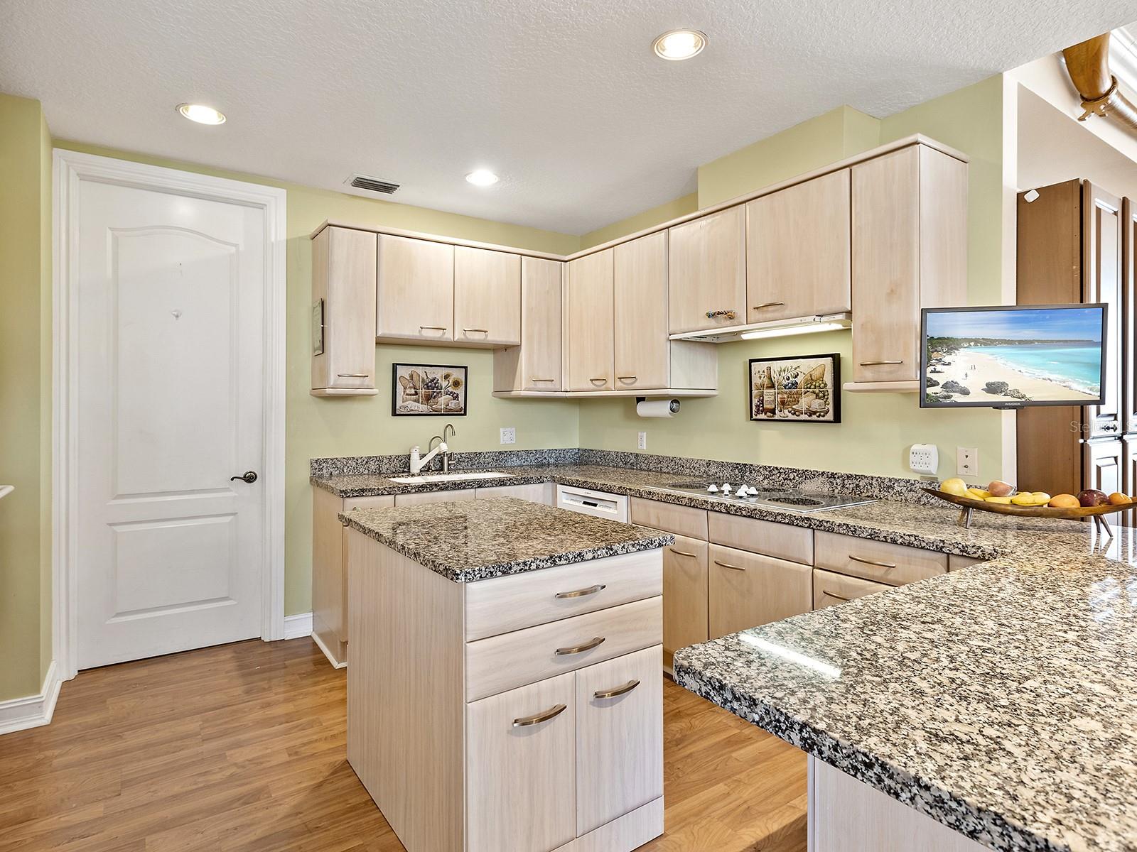 1233 N GULFSTREAM AVE #401