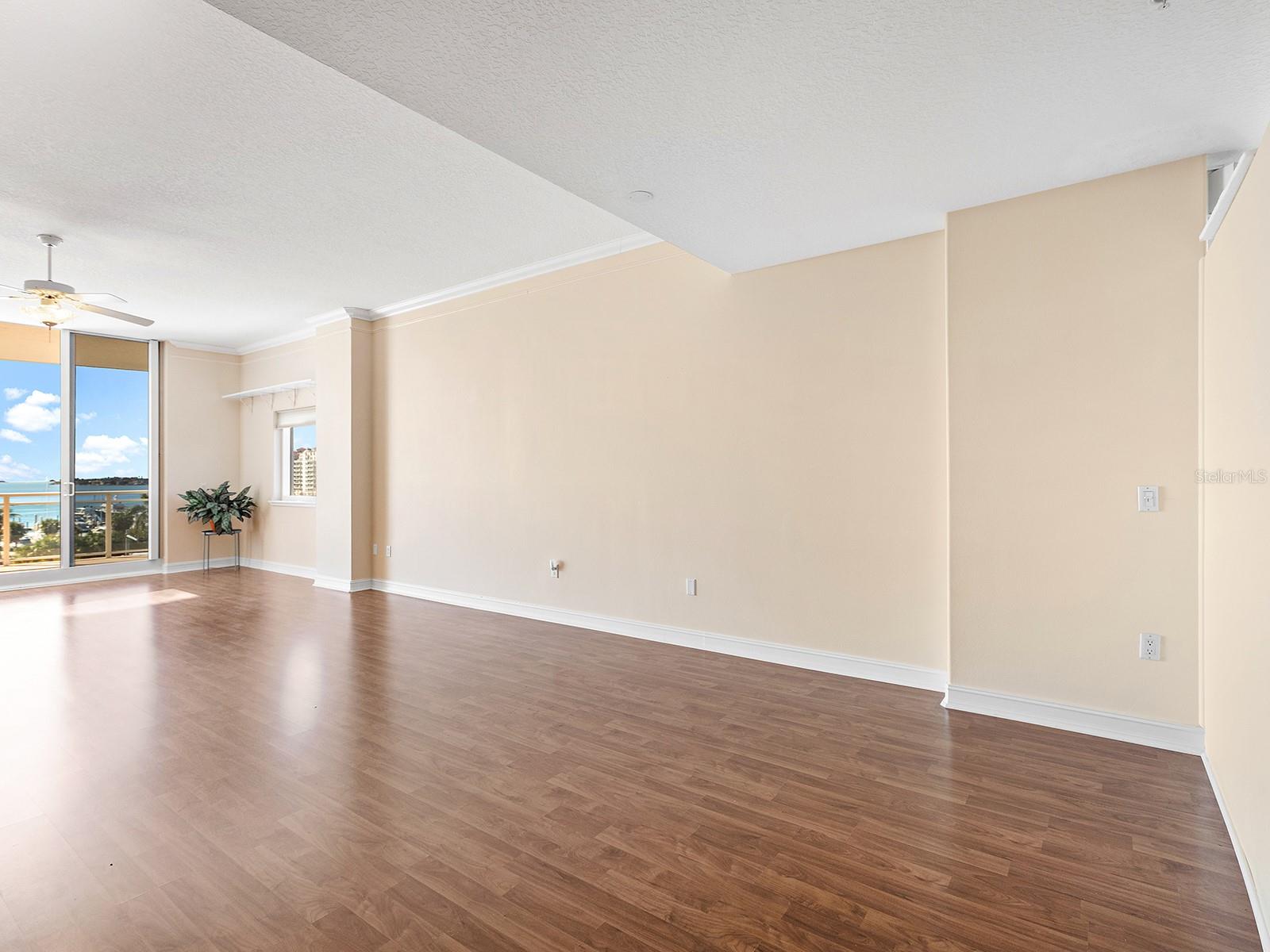 1233 N GULFSTREAM AVE #401