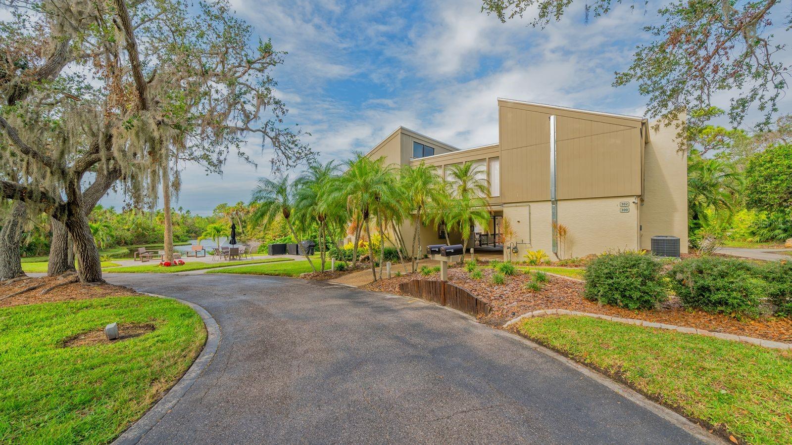 137 WOODLAND PL