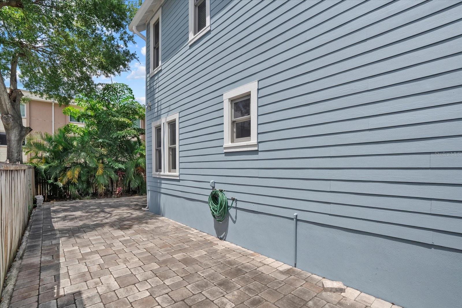 412 E AMELIA AVE