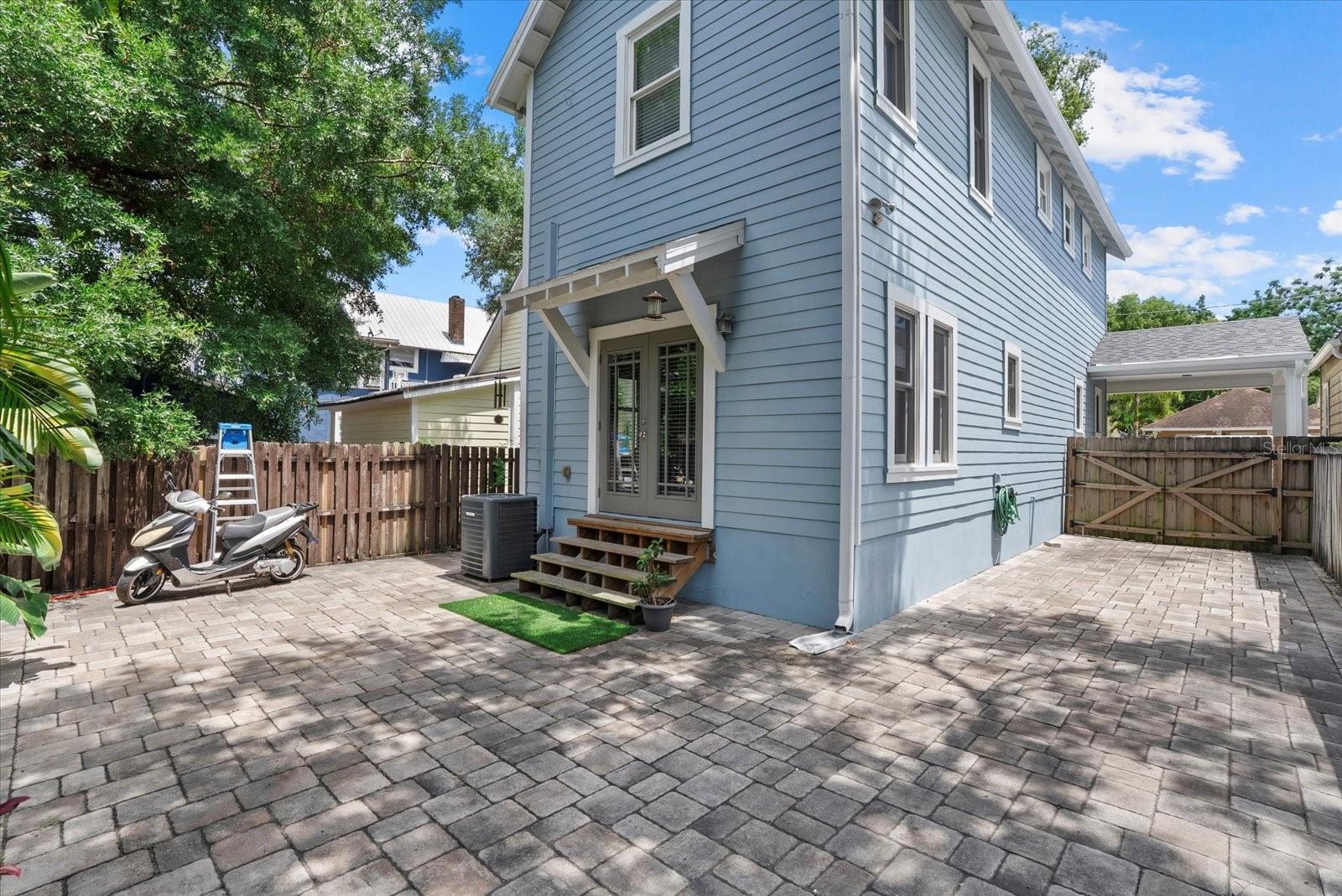 412 E AMELIA AVE