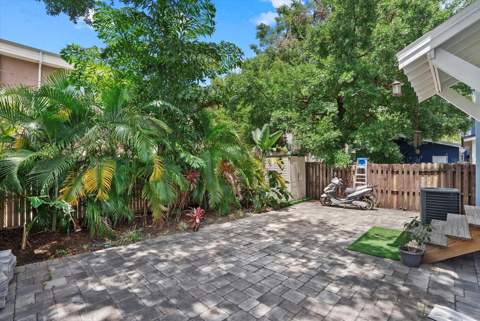 412 E AMELIA AVE