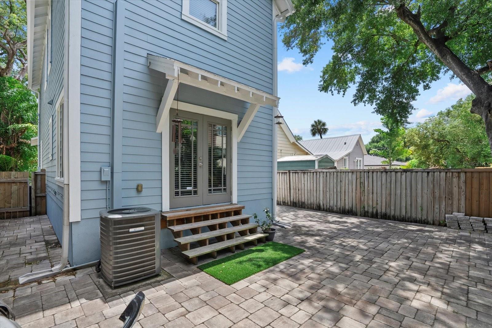 412 E AMELIA AVE