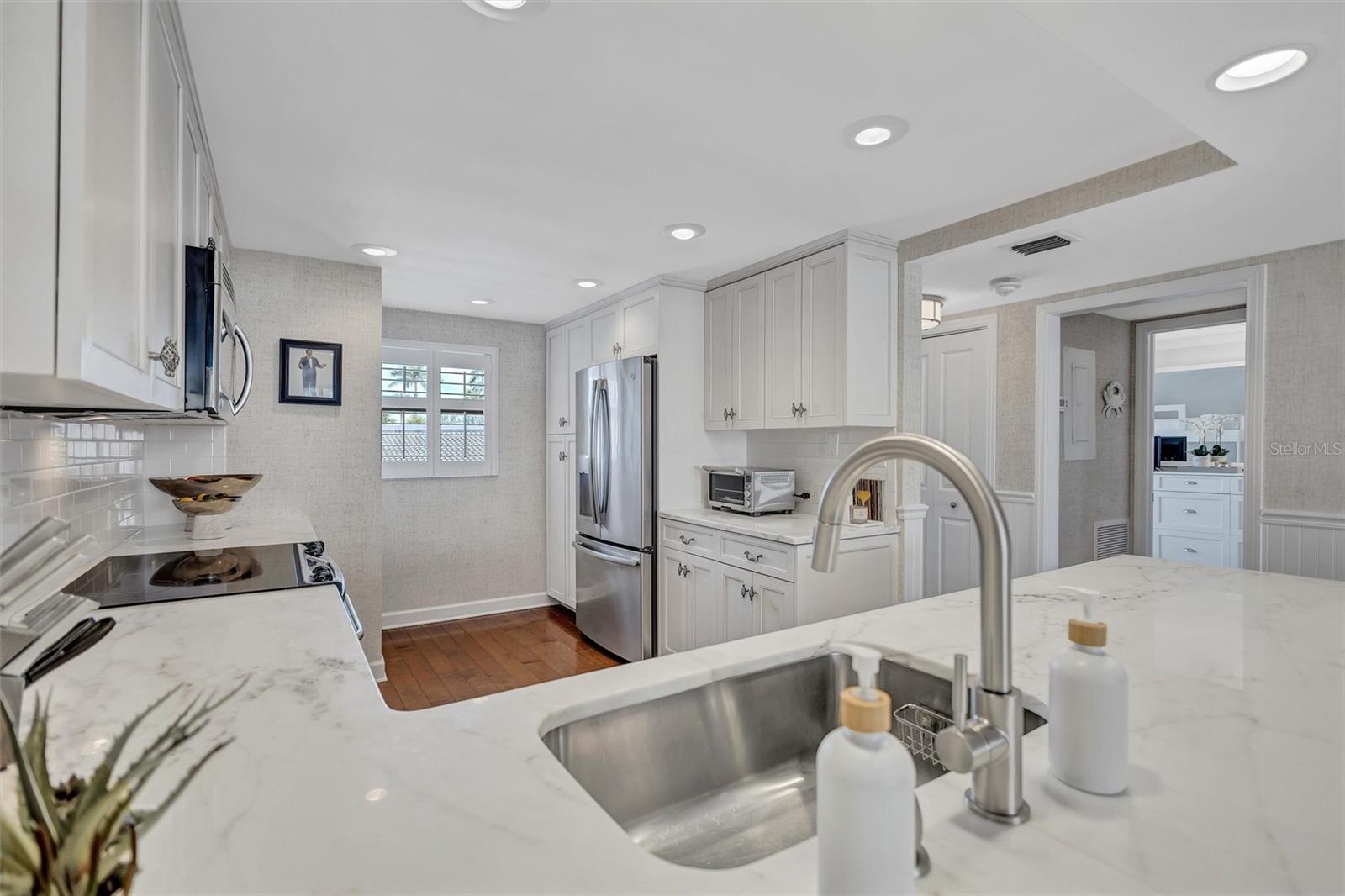 6480 MIDNIGHT PASS RD #211