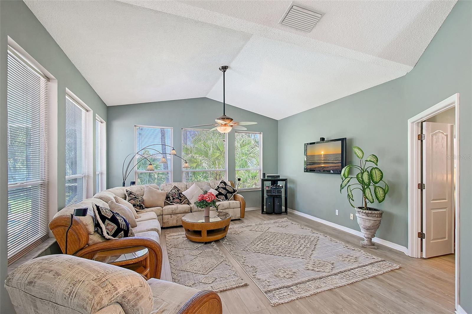 8924 HUNTINGTON POINTE DR