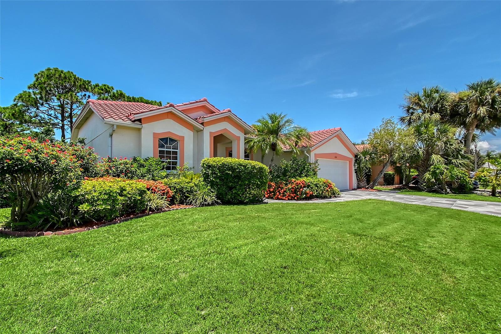 8924 HUNTINGTON POINTE DR