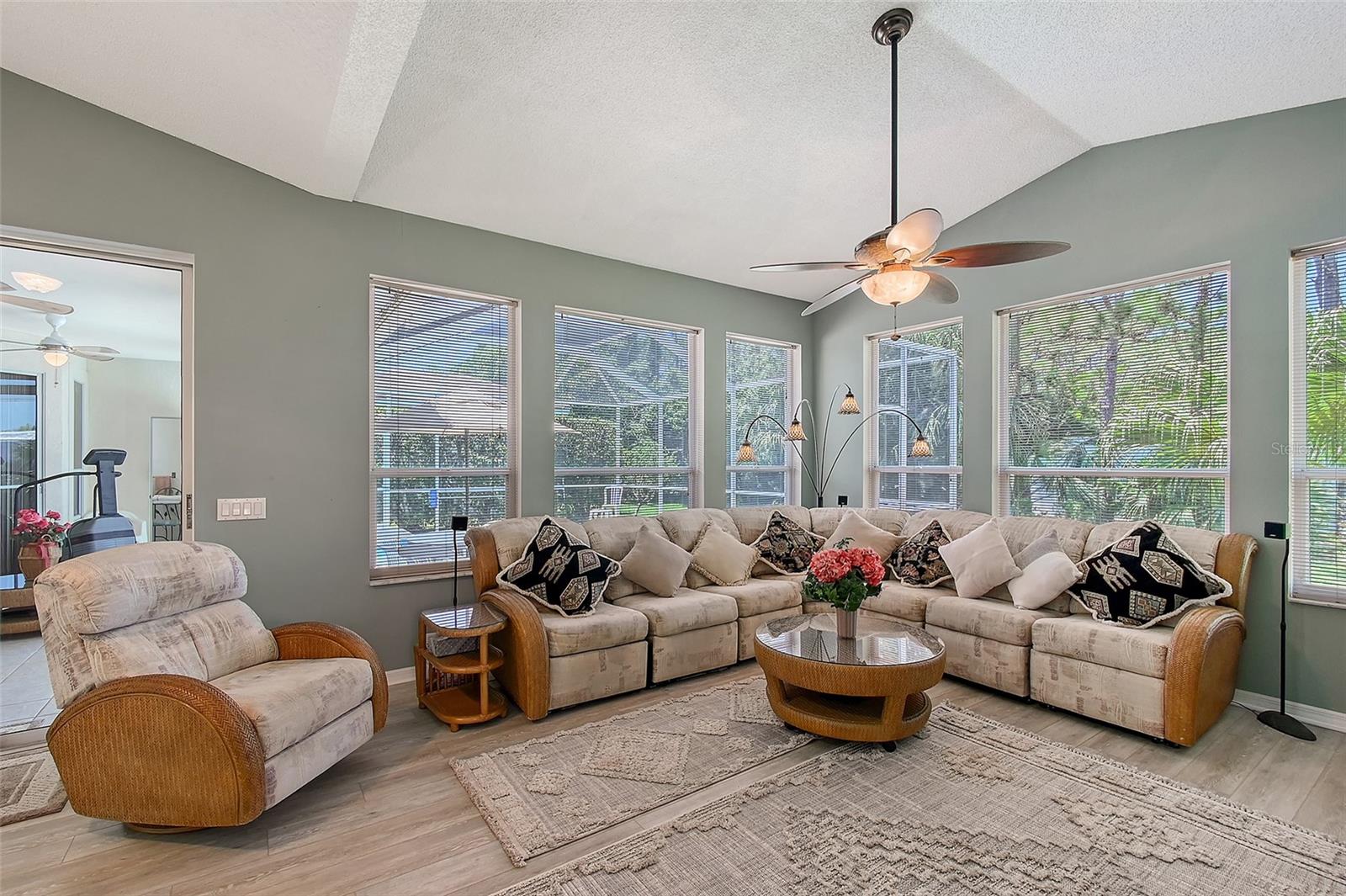 8924 HUNTINGTON POINTE DR