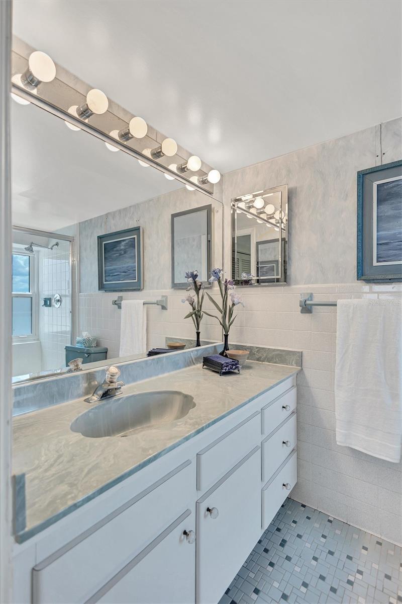 6140 MIDNIGHT PASS RD #601