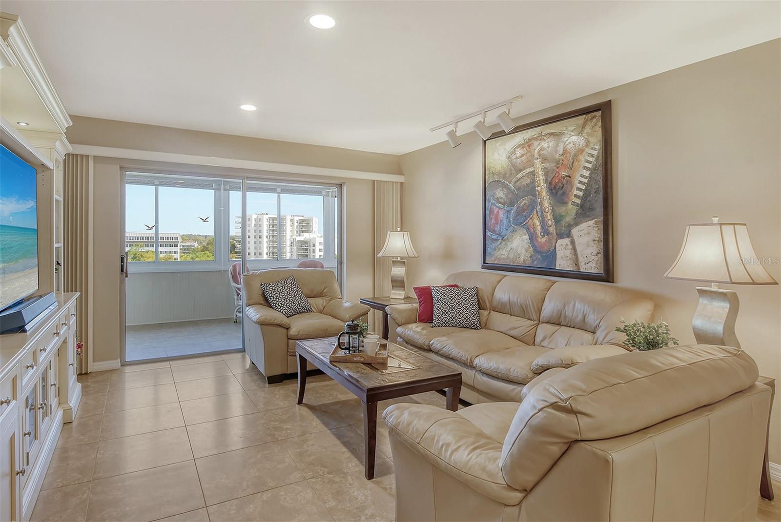 1125 W PEPPERTREE DR #706