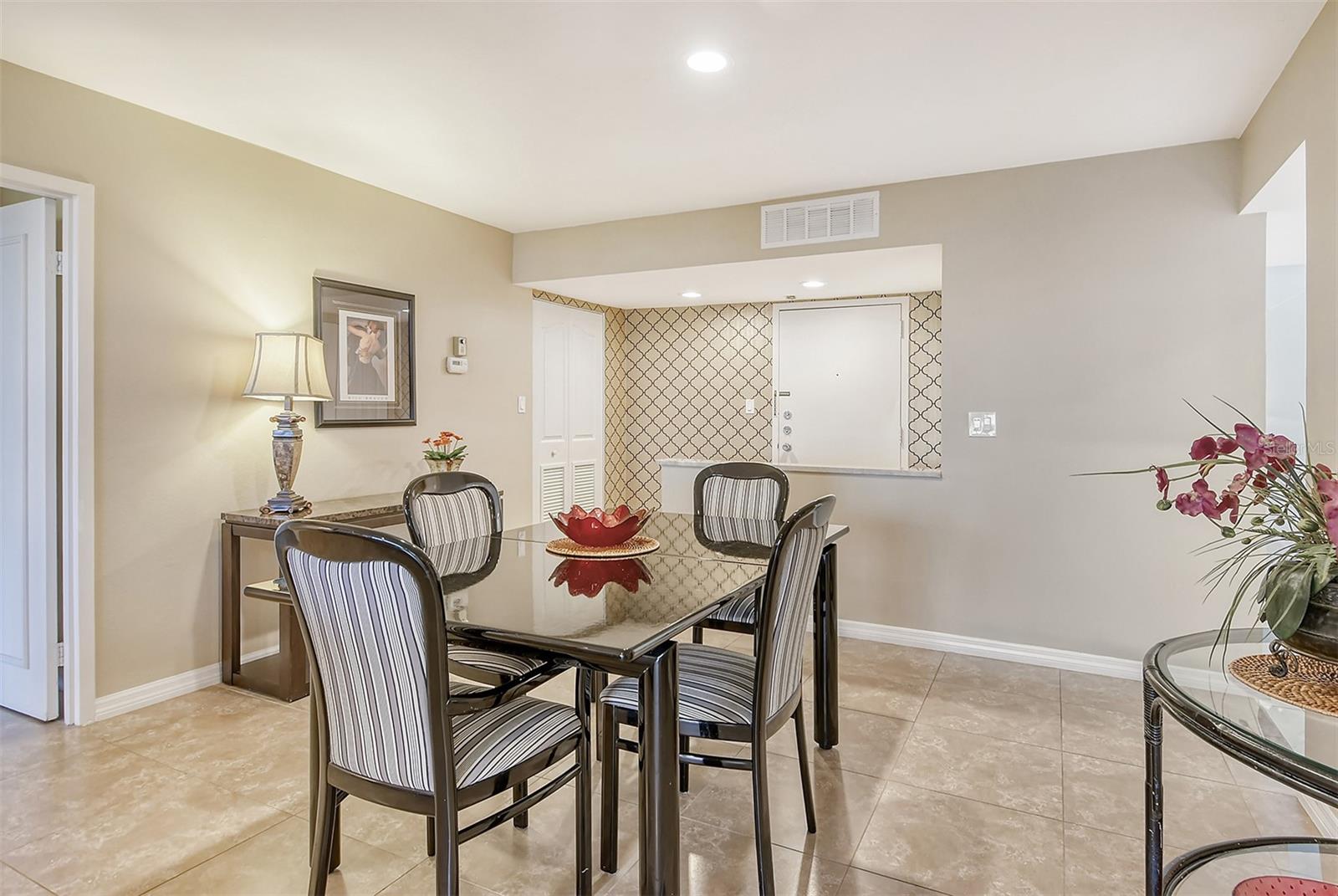 1125 W PEPPERTREE DR #706