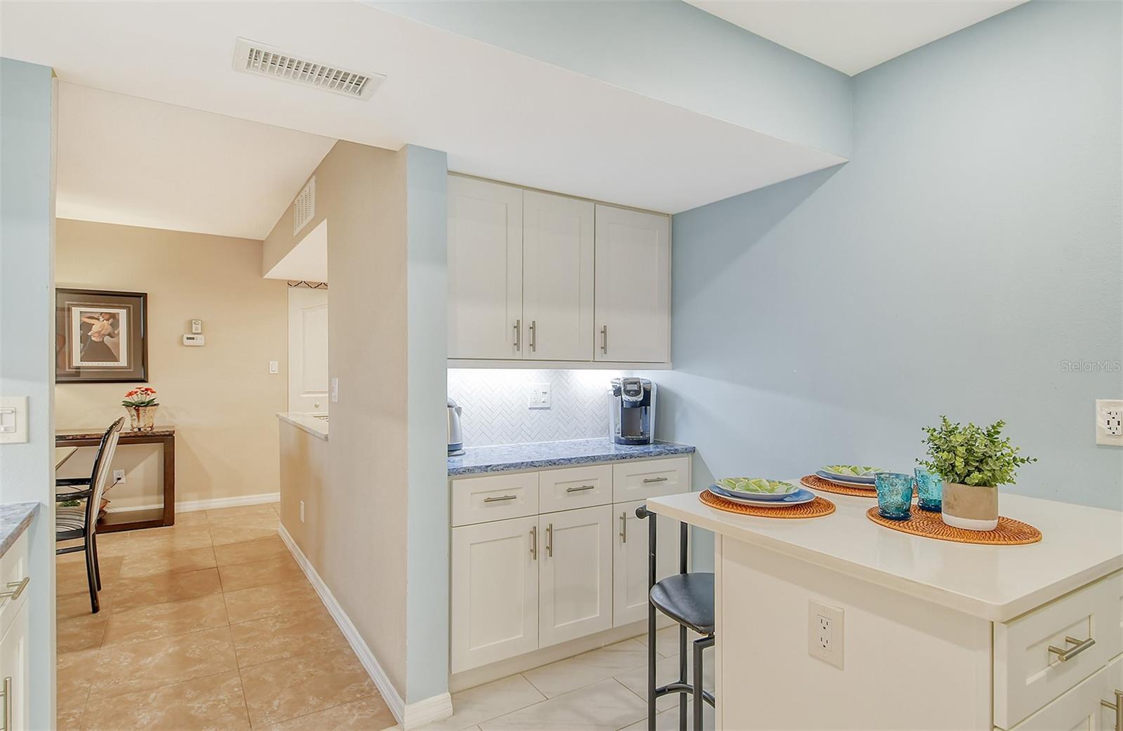 1125 W PEPPERTREE DR #706