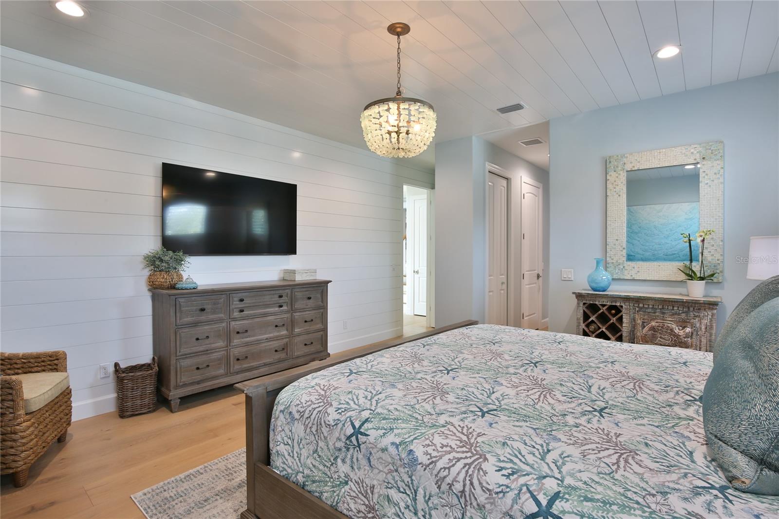 262 ISLAND CIR