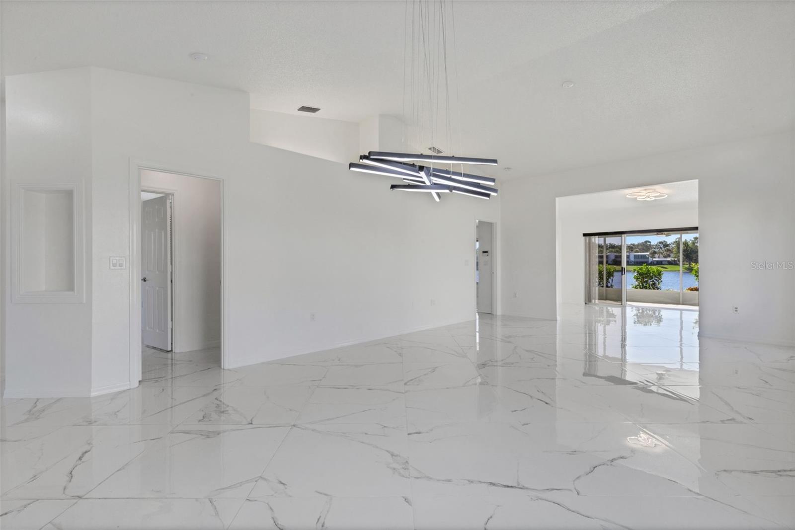 721 SPRING LAKES BLVD