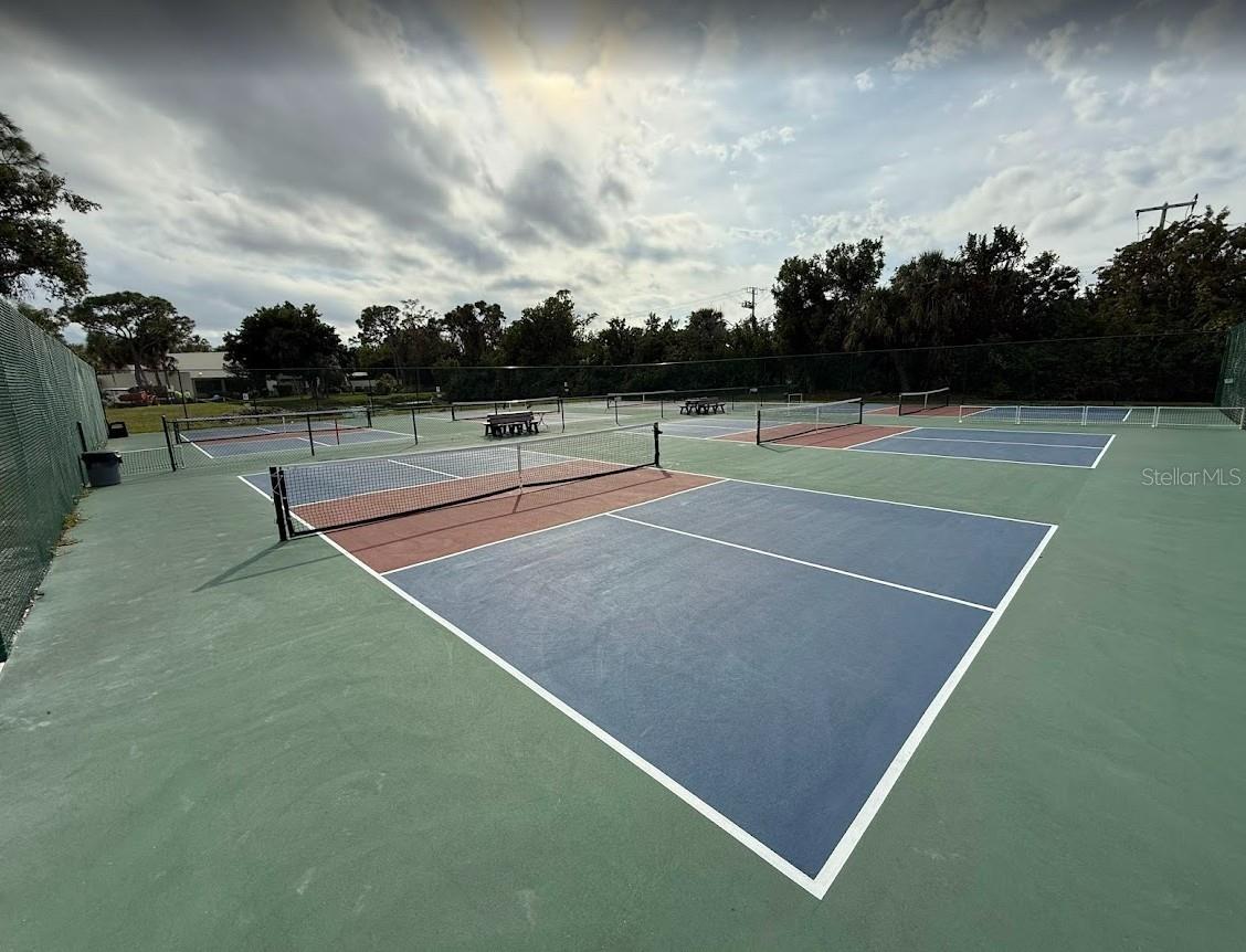 721 SPRING LAKES BLVD