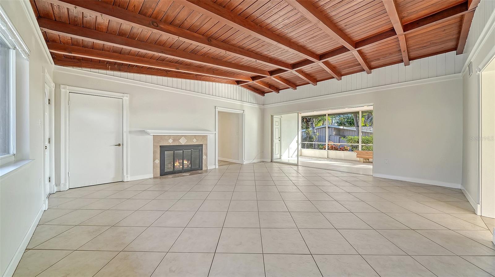 2452 WHIPPOORWILL CIR