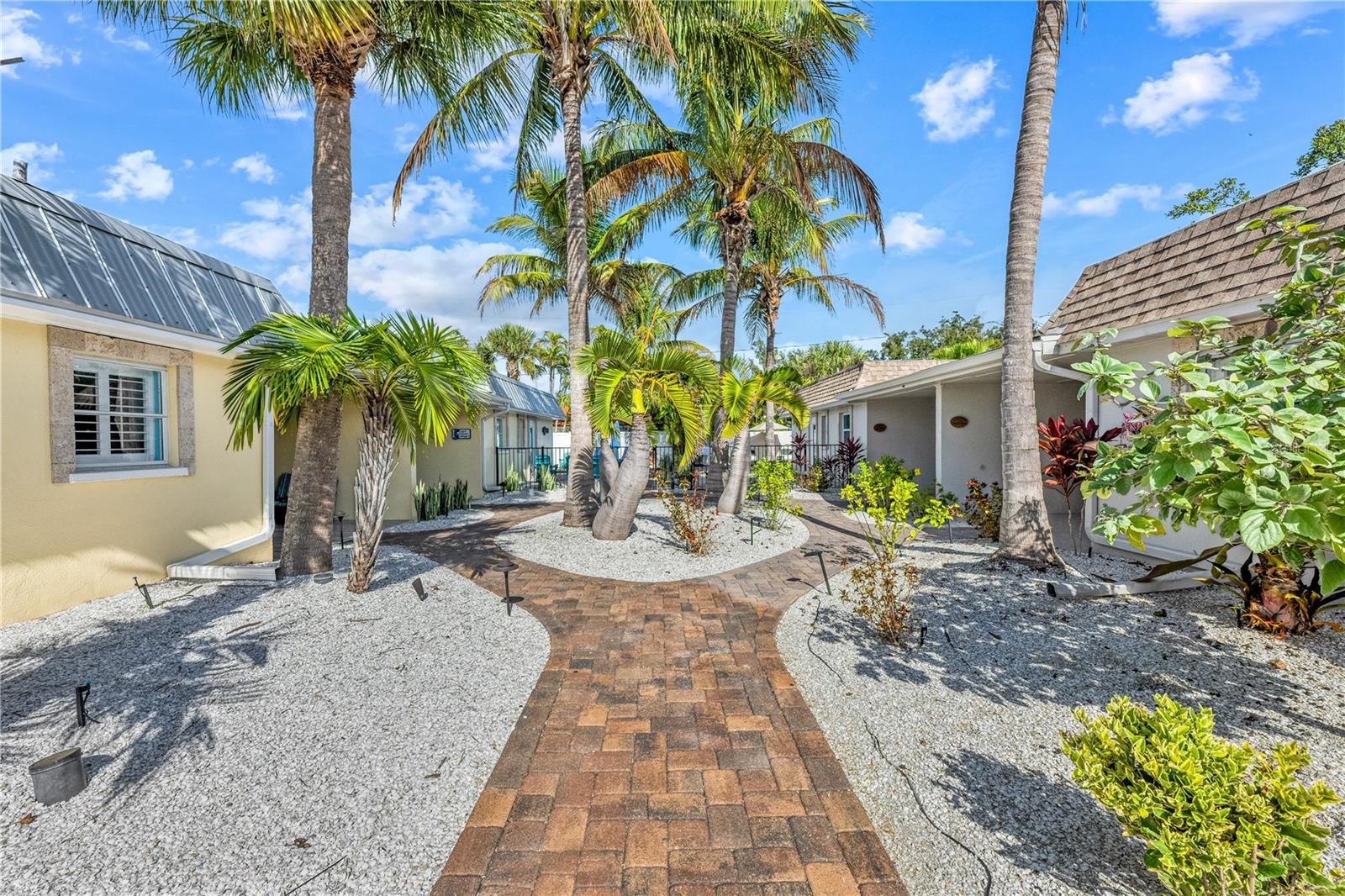 1123 CRESCENT ST #1123/1125