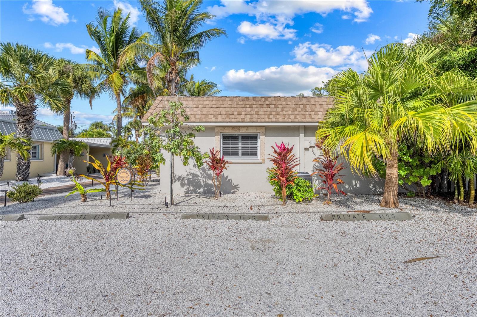 1123 CRESCENT ST #1123/1125