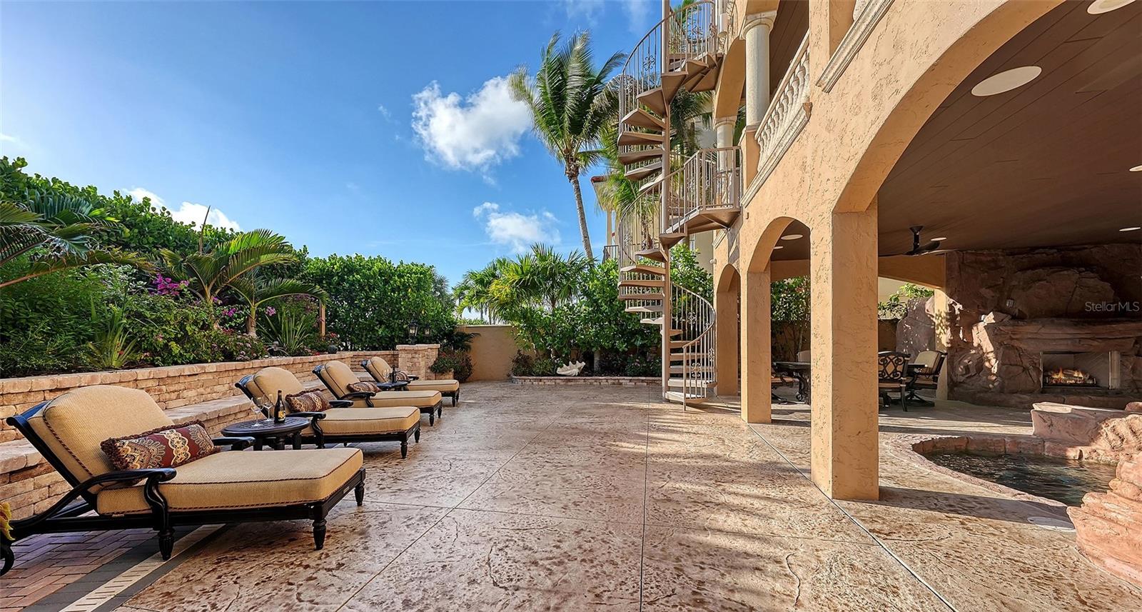 801 N SHORE DR