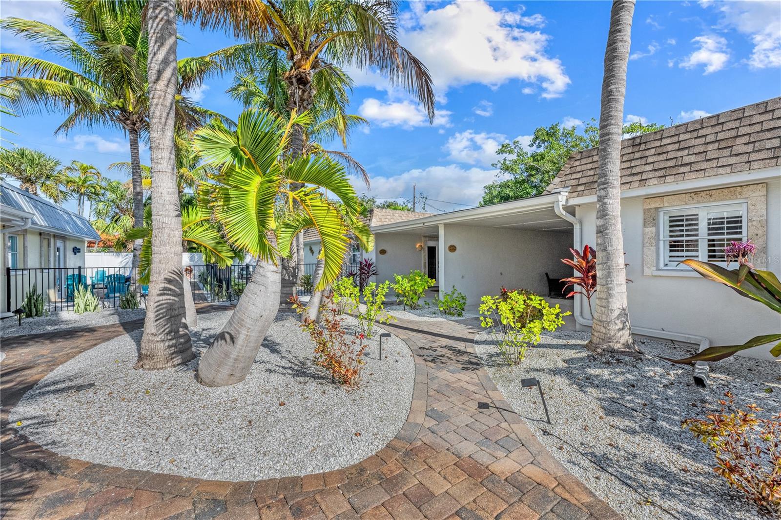 1123 CRESCENT ST #1123/1125