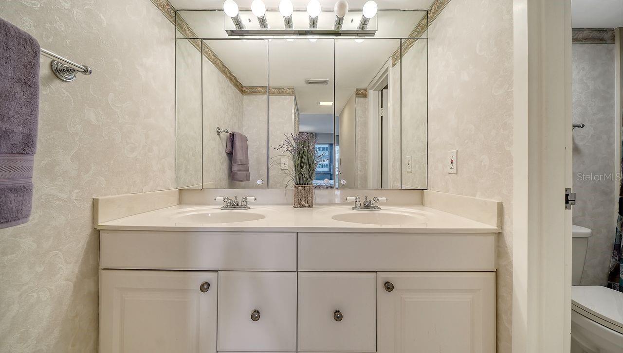 1125 W PEPPERTREE DR #302