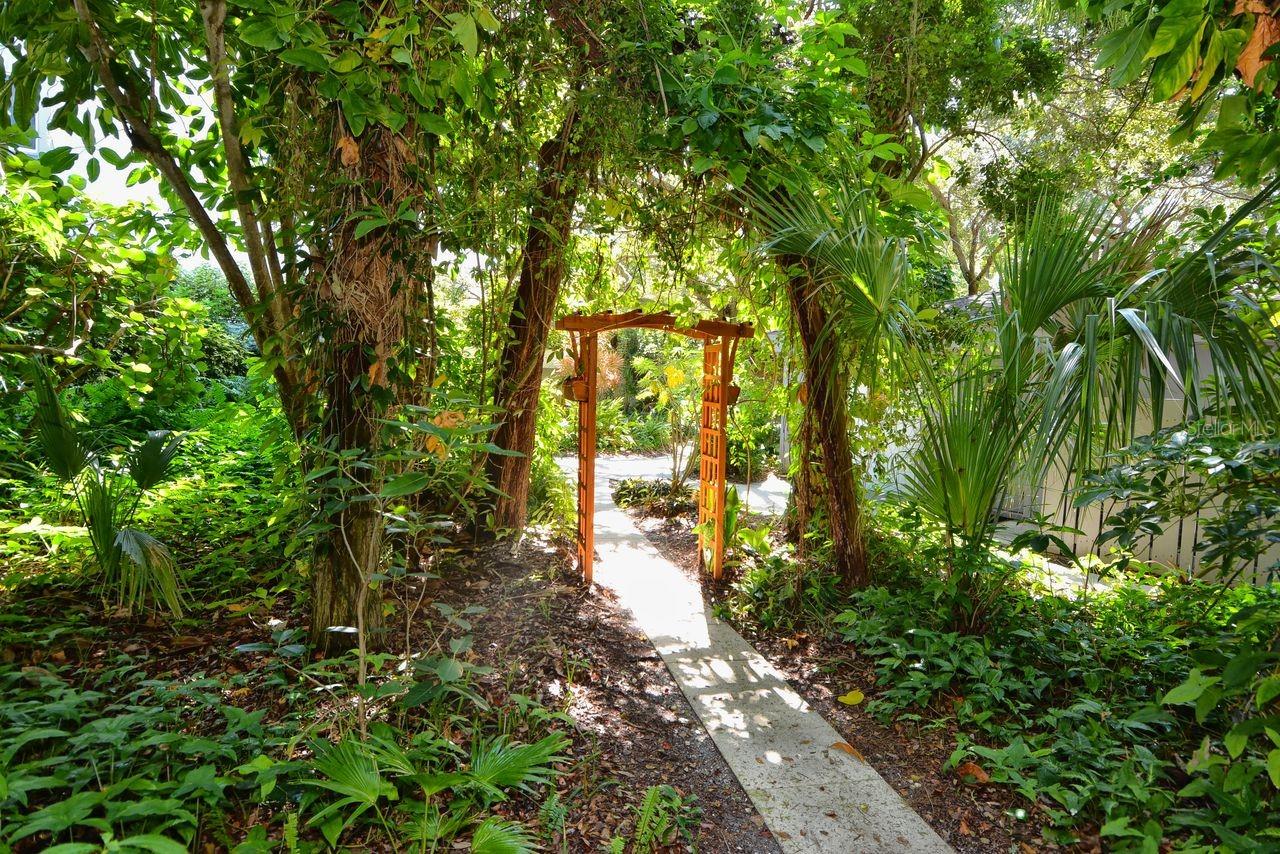 1125 W PEPPERTREE DR #302