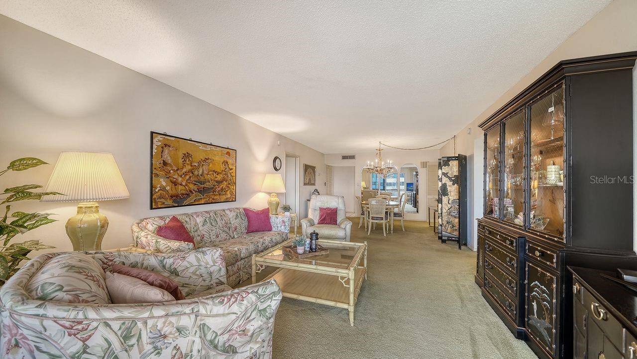 1125 W PEPPERTREE DR #302