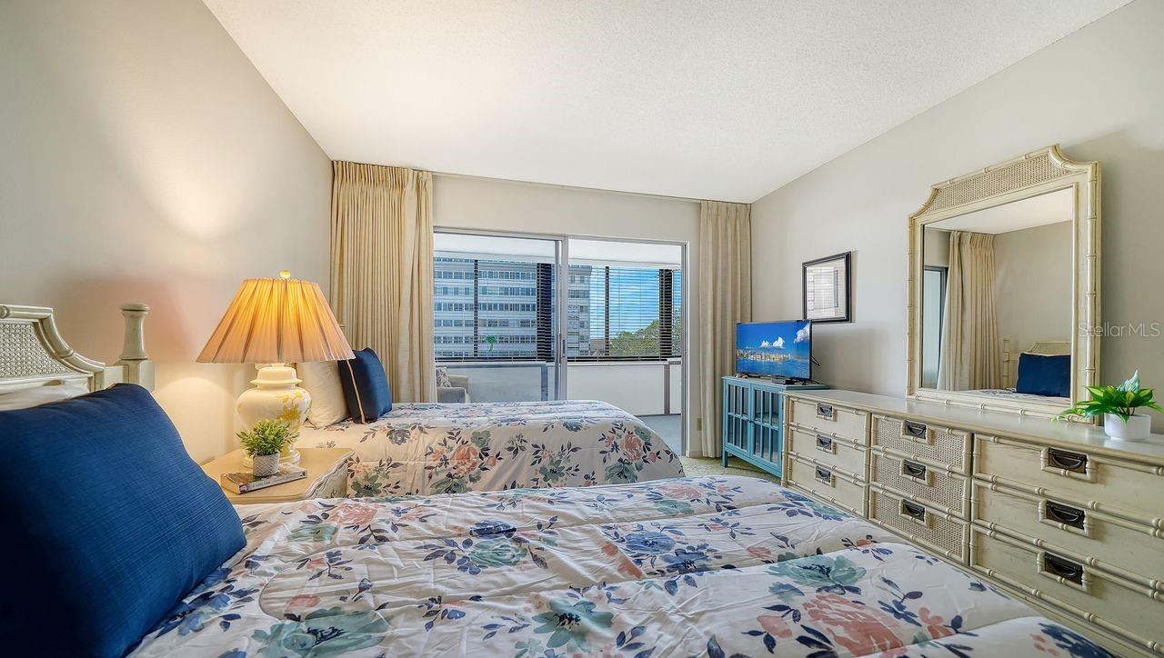 1125 W PEPPERTREE DR #302