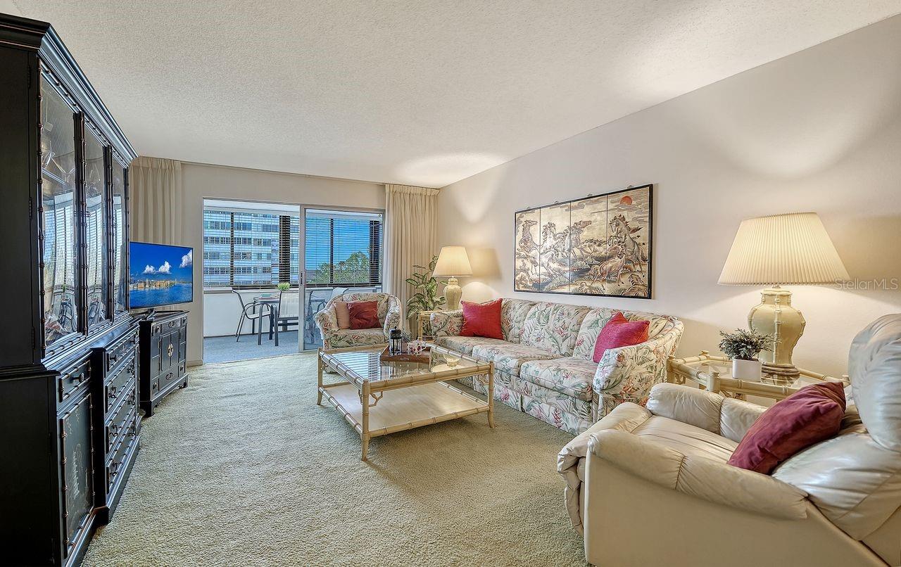 1125 W PEPPERTREE DR #302