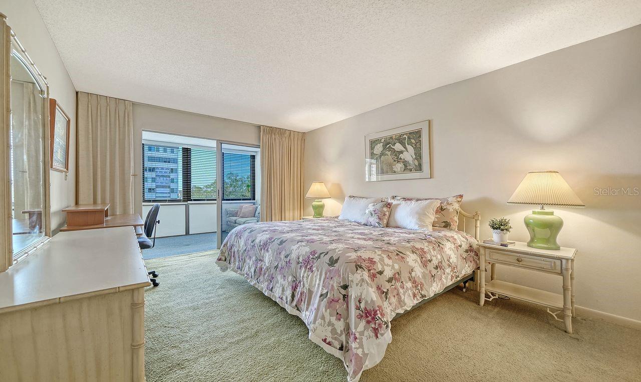 1125 W PEPPERTREE DR #302