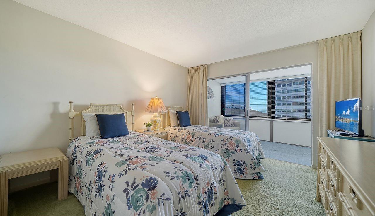 1125 W PEPPERTREE DR #302