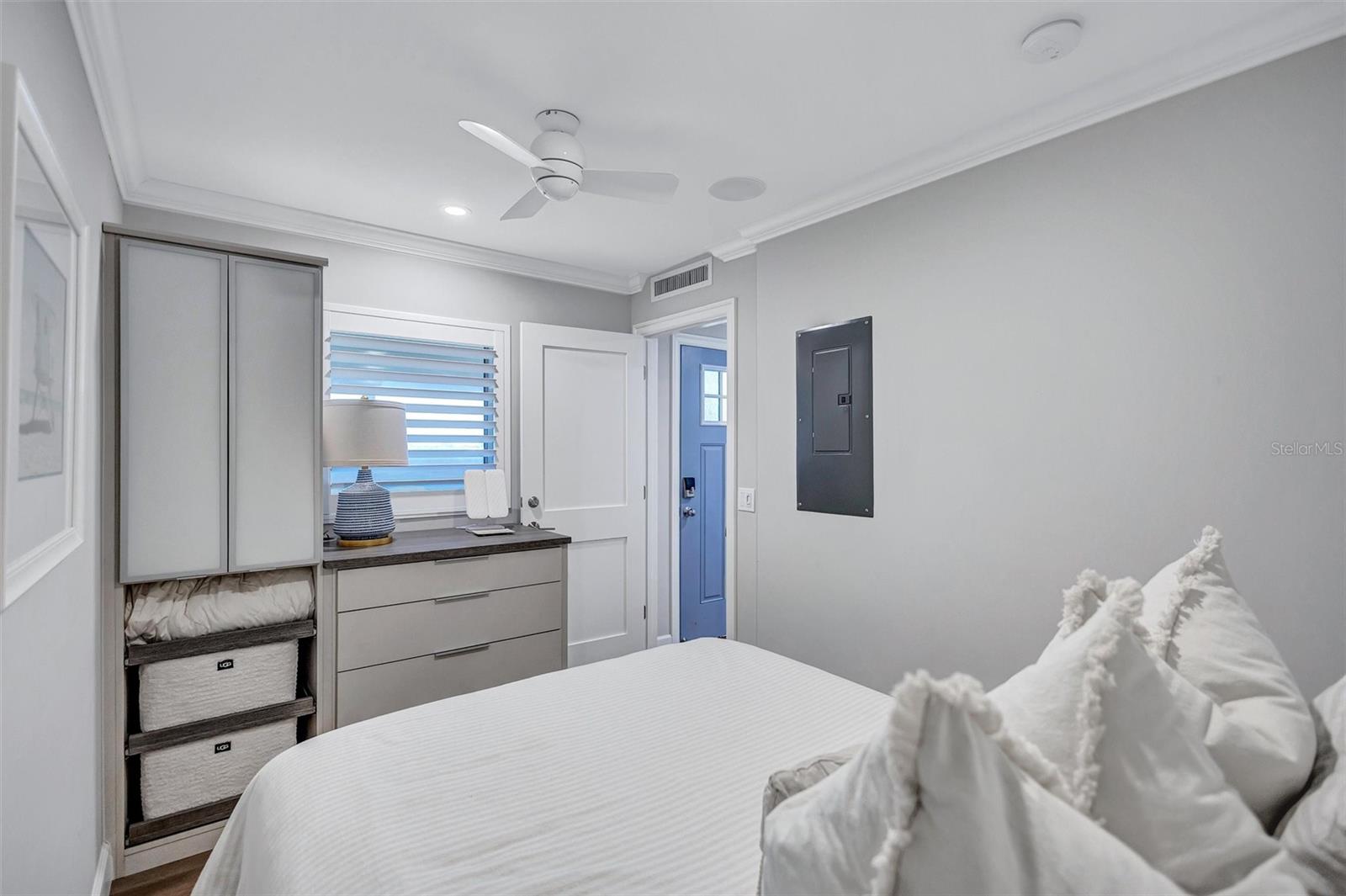 6140 MIDNIGHT PASS RD #401