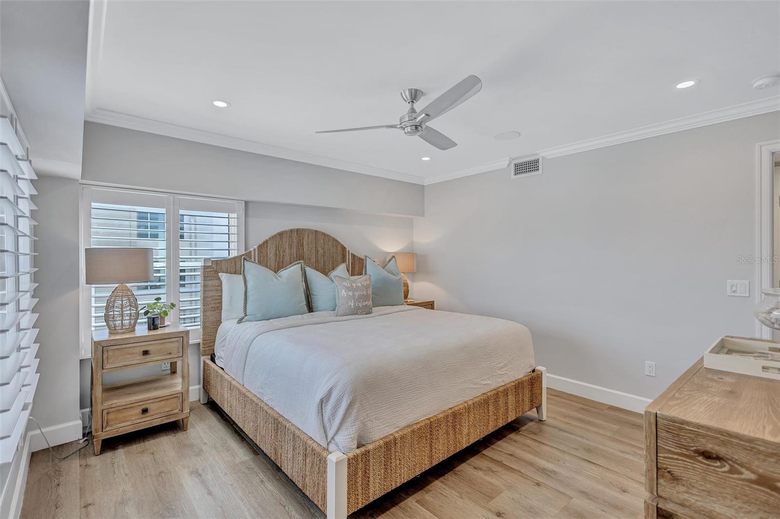 6140 MIDNIGHT PASS RD #401