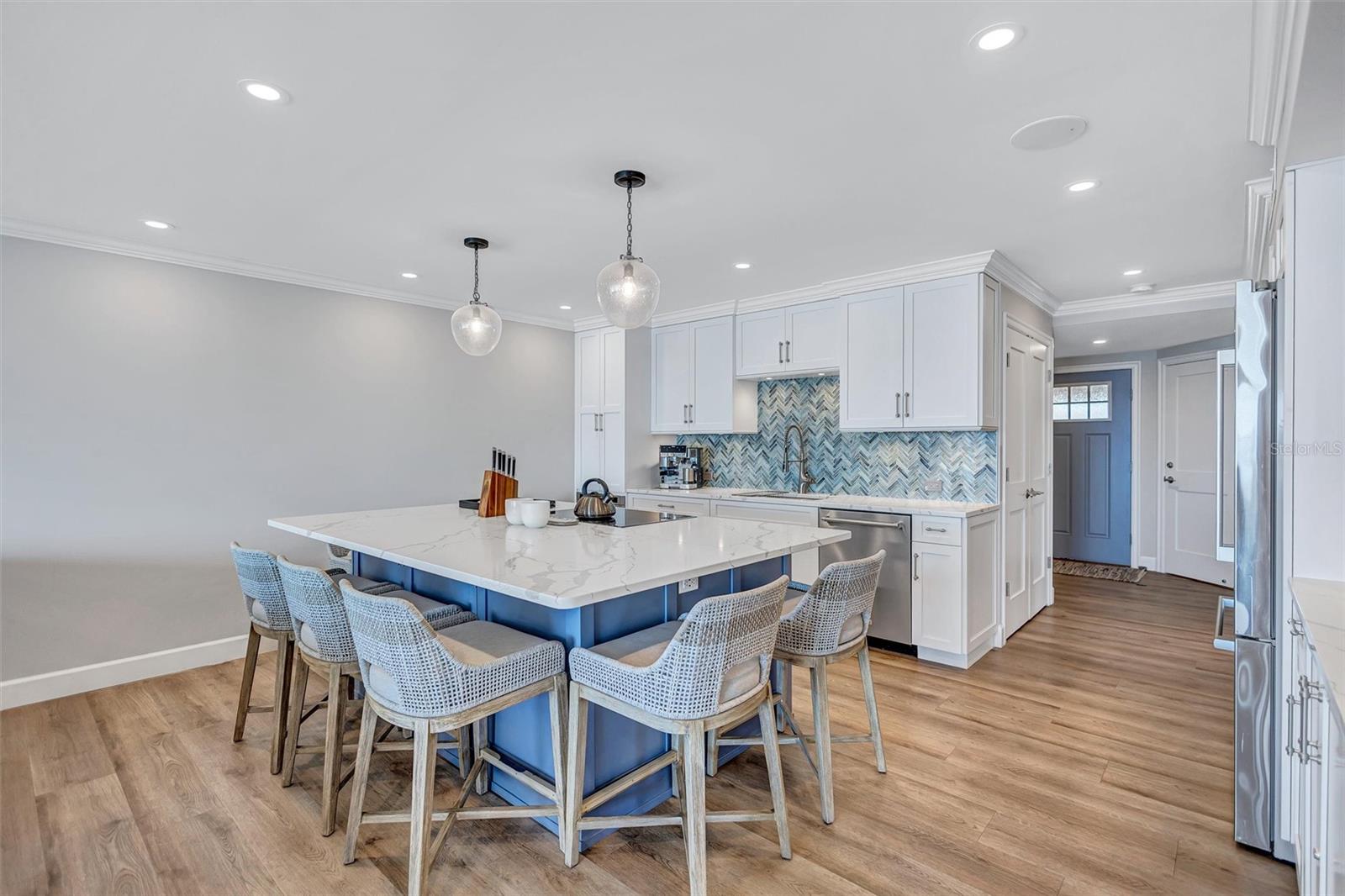 6140 MIDNIGHT PASS RD #401