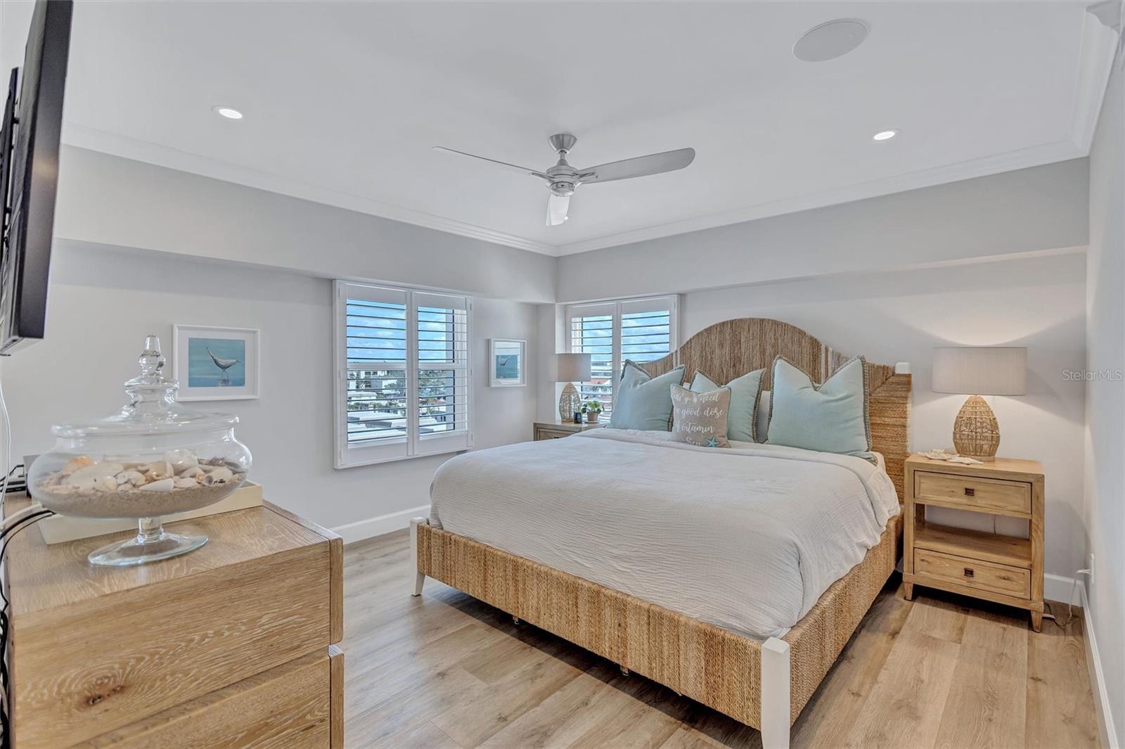 6140 MIDNIGHT PASS RD #401