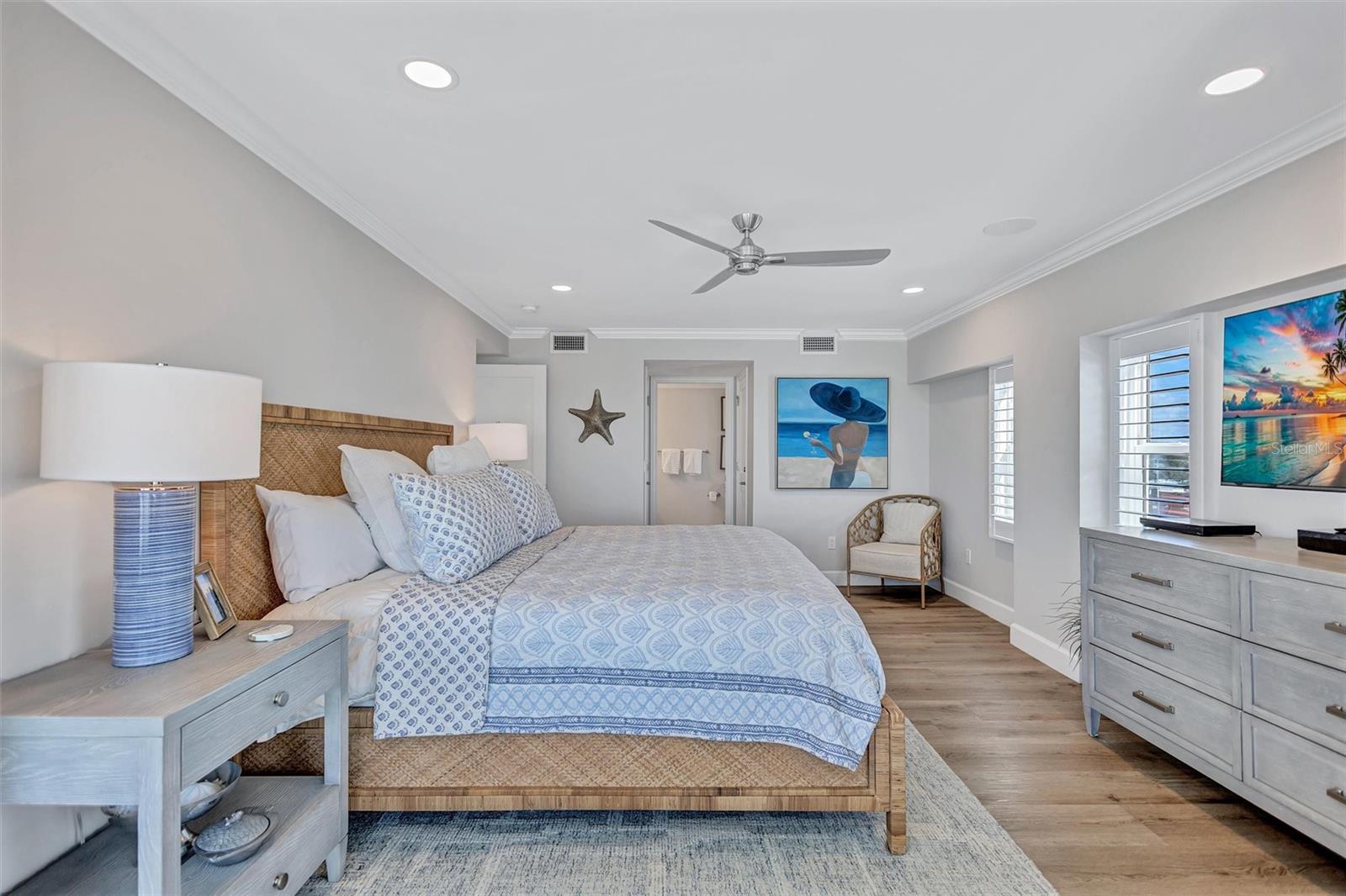 6140 MIDNIGHT PASS RD #401