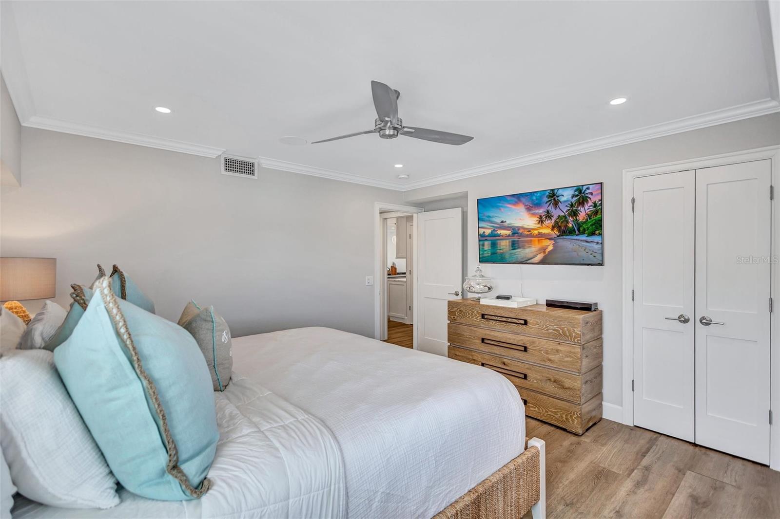 6140 MIDNIGHT PASS RD #401