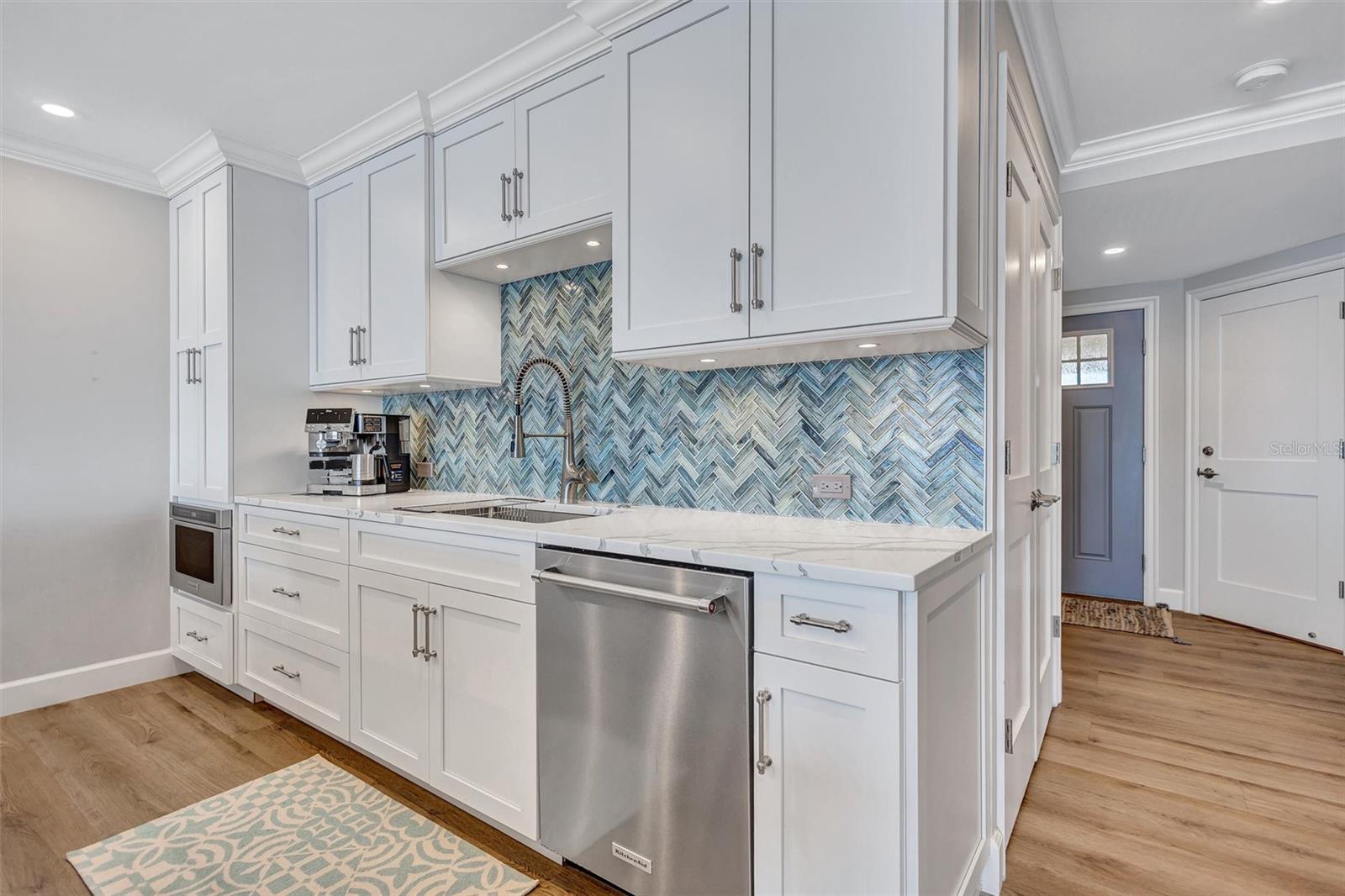 6140 MIDNIGHT PASS RD #401