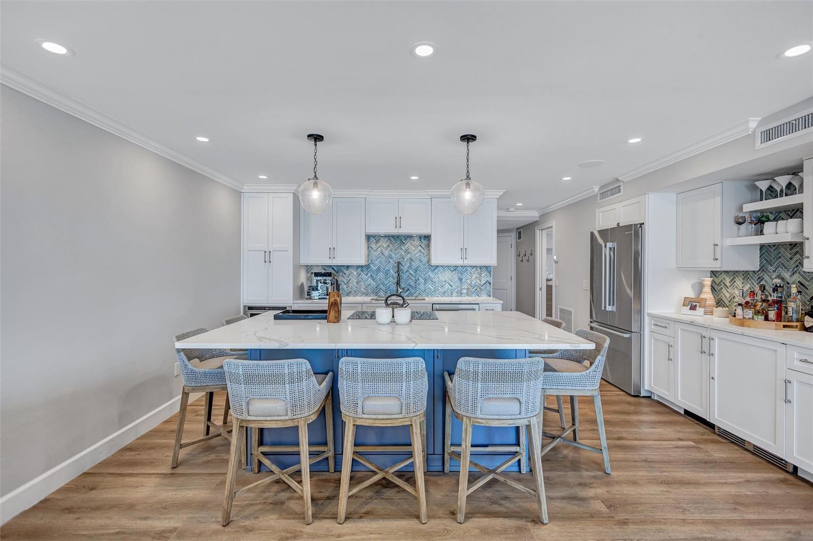 6140 MIDNIGHT PASS RD #401