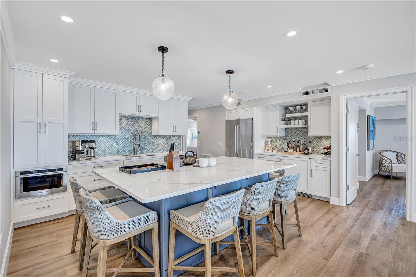 6140 MIDNIGHT PASS RD #401