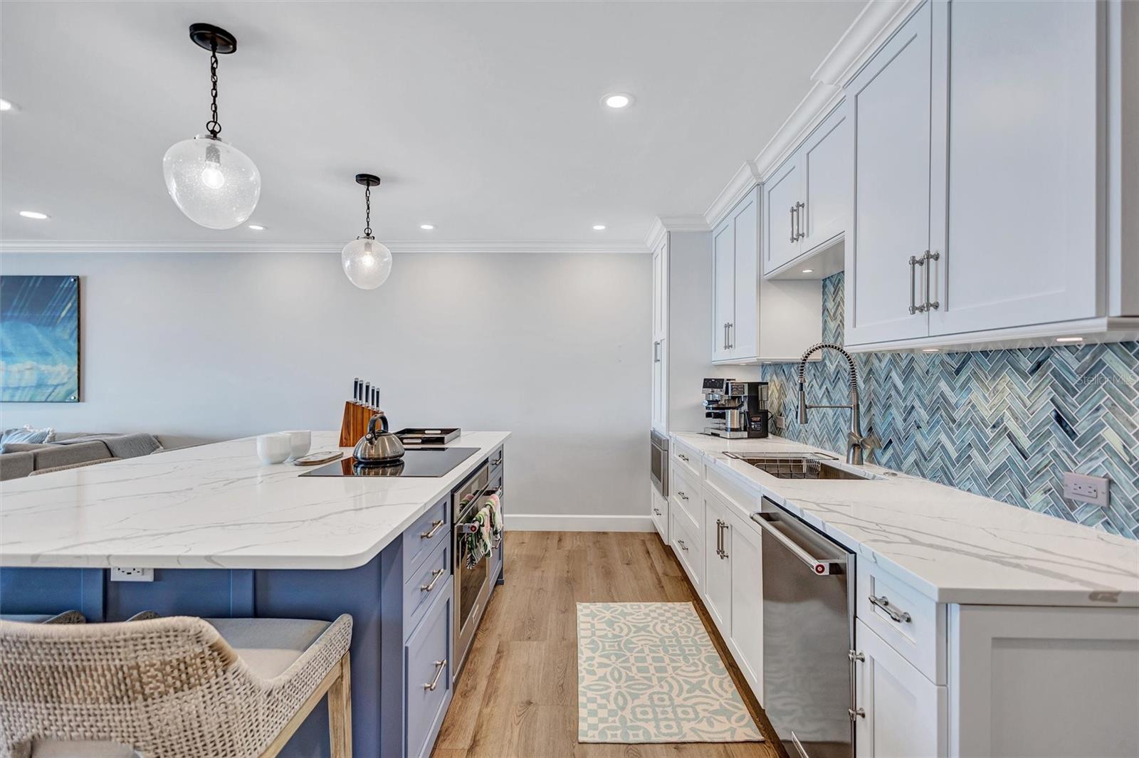 6140 MIDNIGHT PASS RD #401