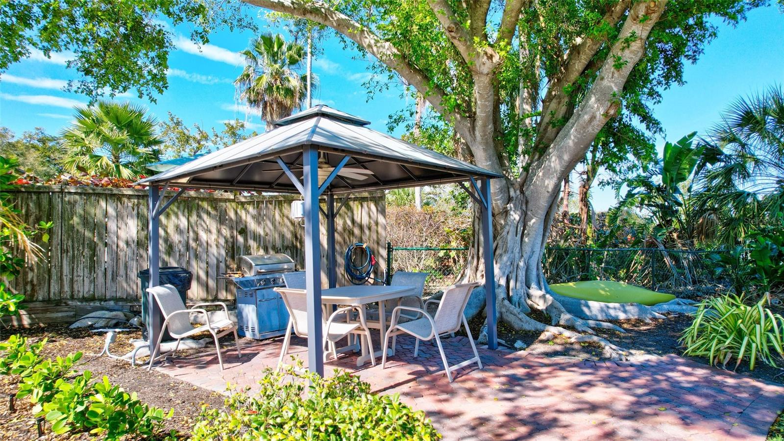 6140 MIDNIGHT PASS RD #401