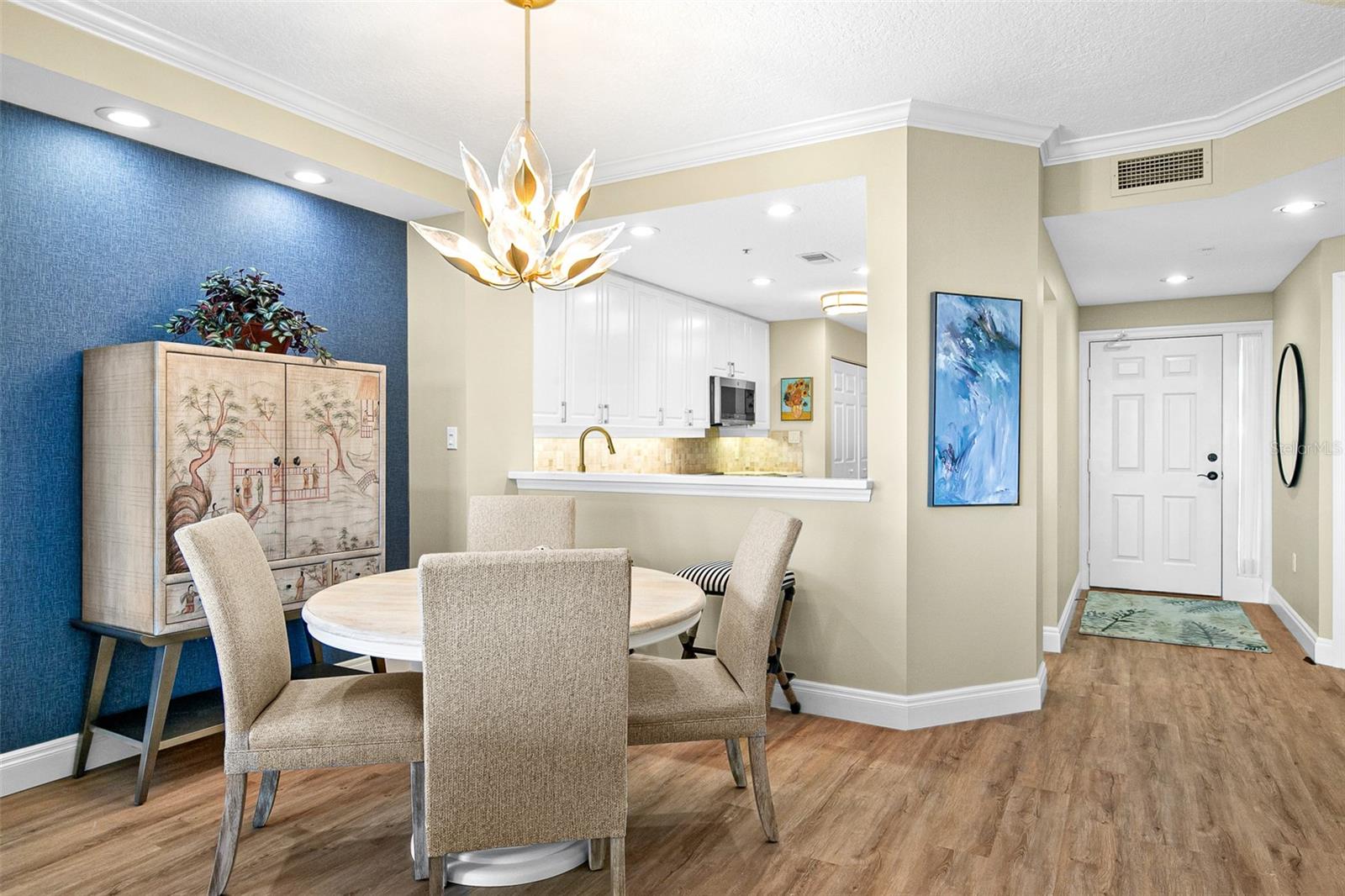 5420 EAGLES POINT CIR #304