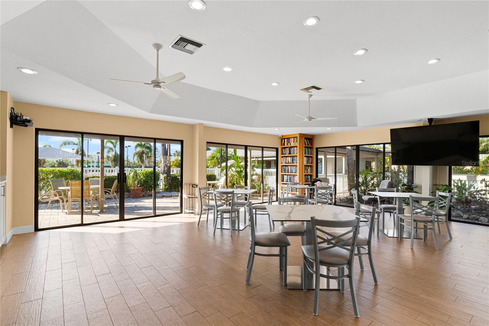 5420 EAGLES POINT CIR #304