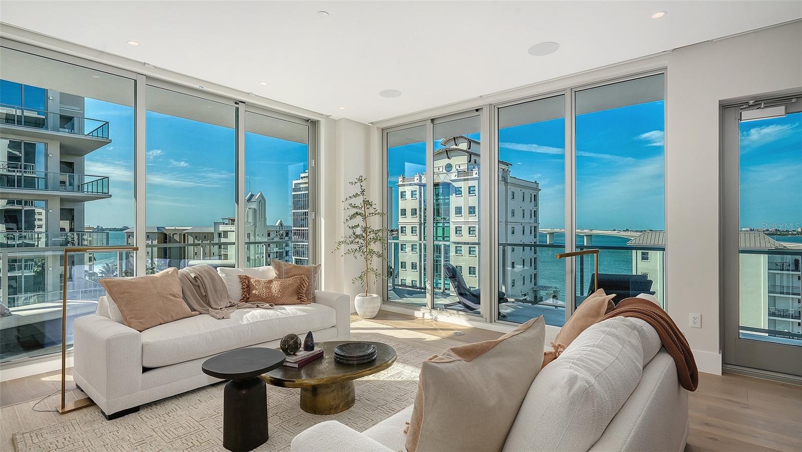 253 GOLDEN GATE PT #701